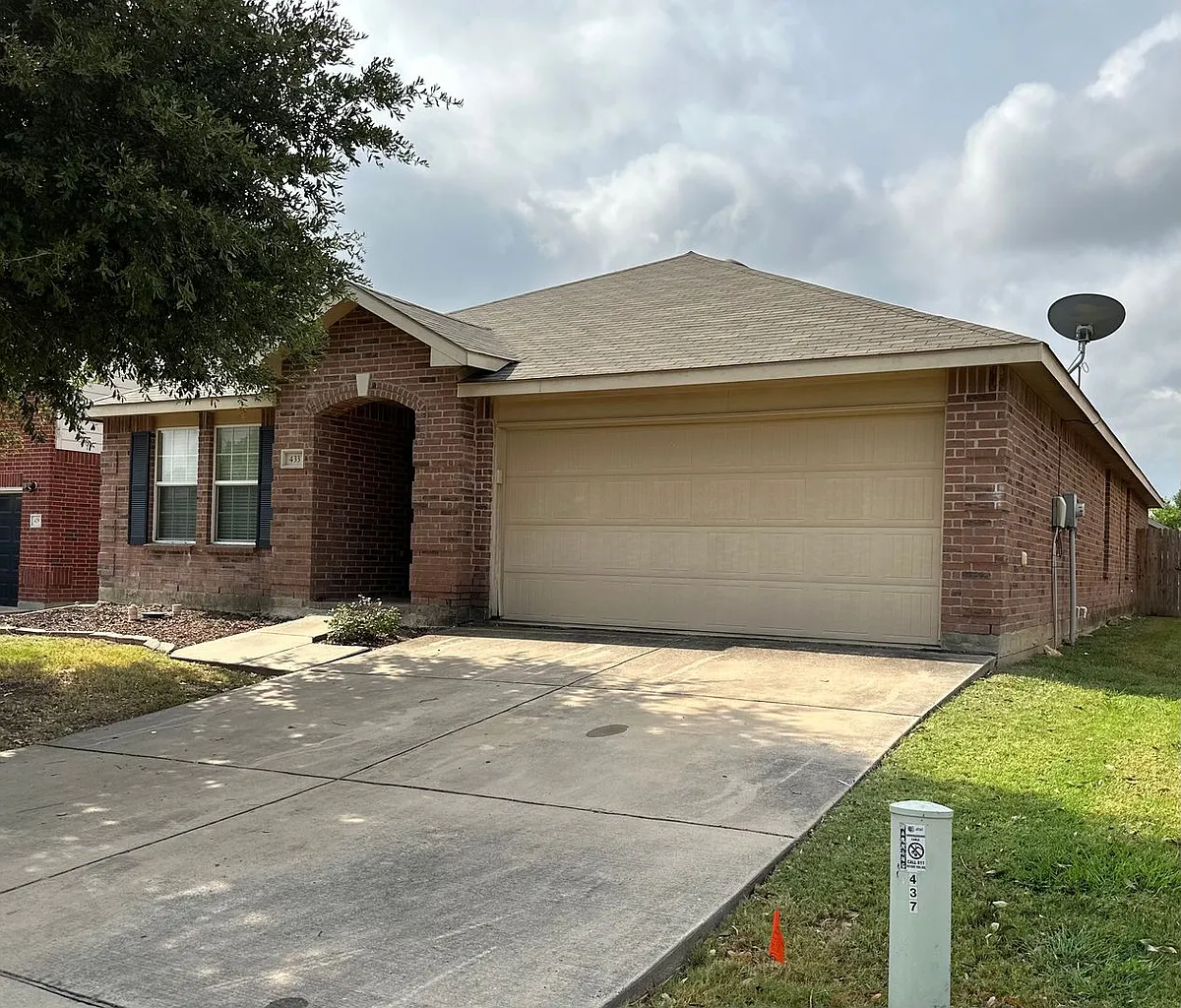 Building Photo - 433 Emerald Creek Dr