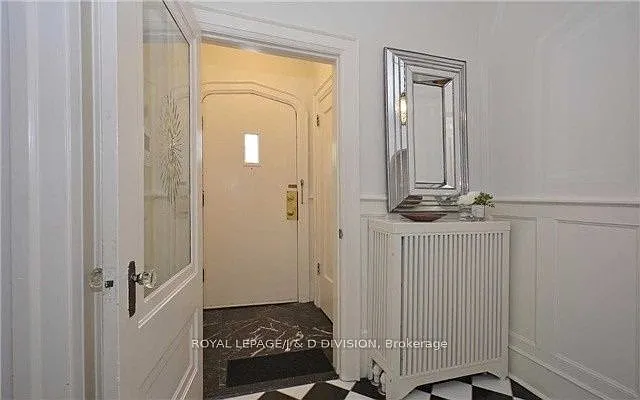 311 Chaplin Cres — Photo 3
