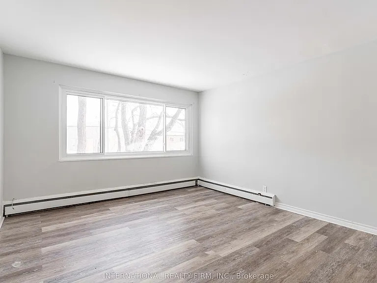 75 King Edward Ave — Photo 6