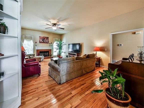 3rd image of 31 Carrington Dr