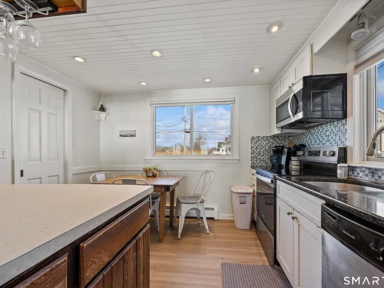 33 Beach Rd W — Photo 11