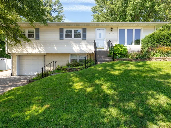 2920 Cambridge Dr, Bettendorf, IA 52722