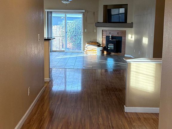 3rd image of 954 Iris Ln