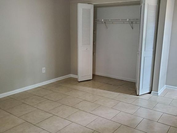5th image of 2483 Whispering Woods Blvd APT 4