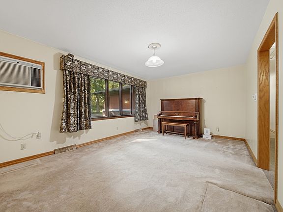 5th image of 2087 Blackhawk Ln