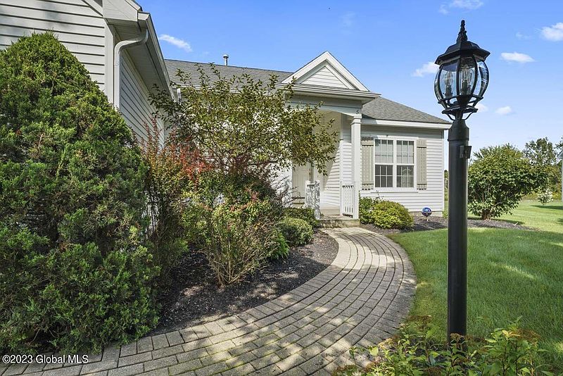 3rd image of 5 Newburry Court