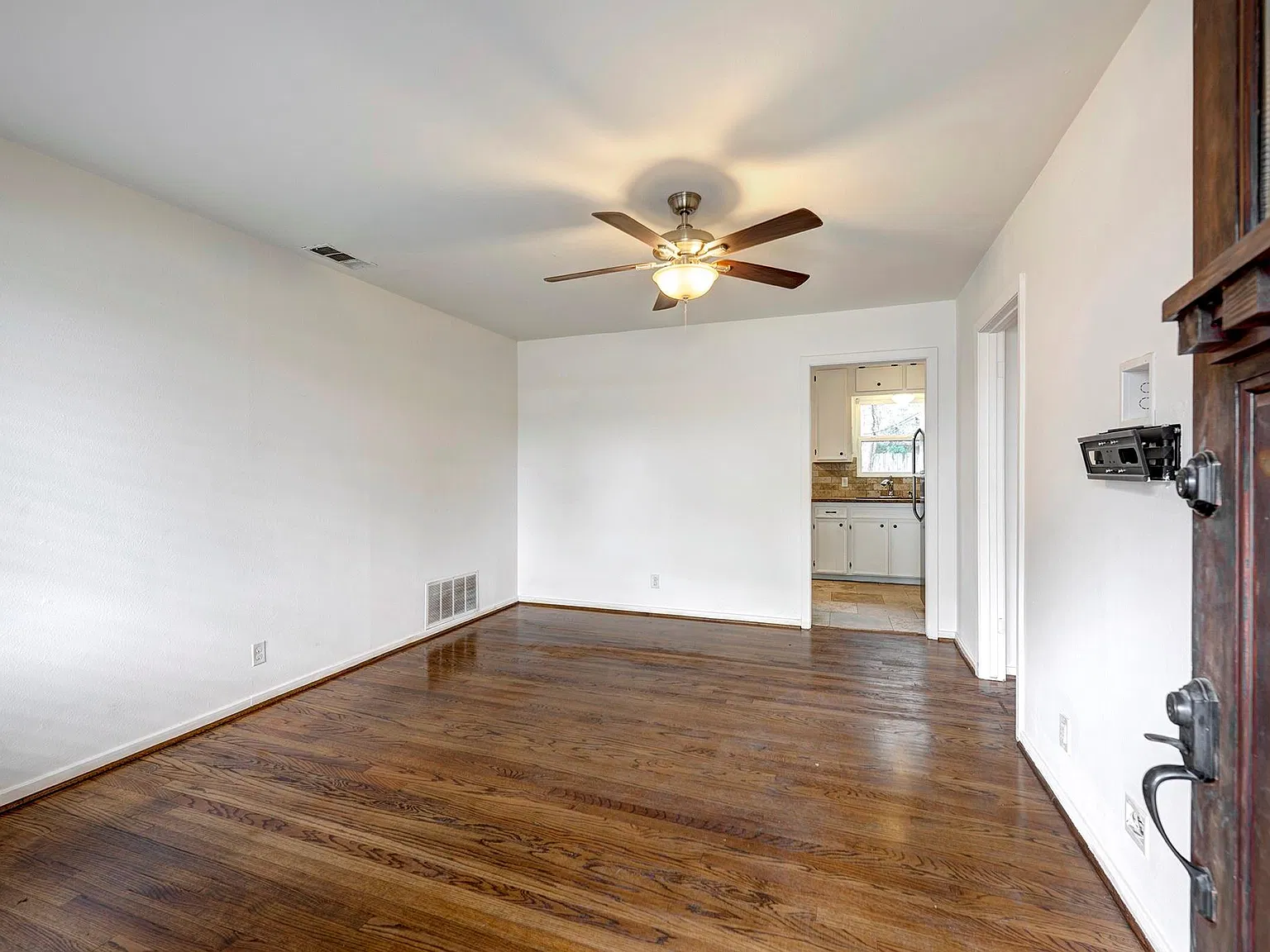 3 bed, 1.0 bath, 873 sqft, $1,925 — Photo 3