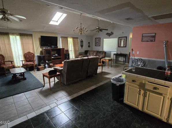 9109 Betsie Ross St, Moss Point, MS 39562