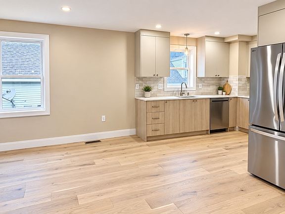 4th image of 562 Gorham St #2