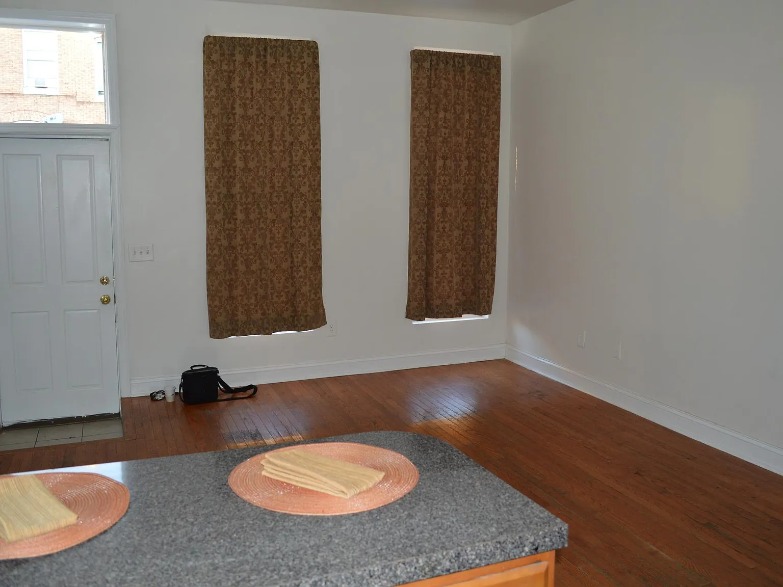 3 bed, 1400 sqft, $1,500 — Photo 2