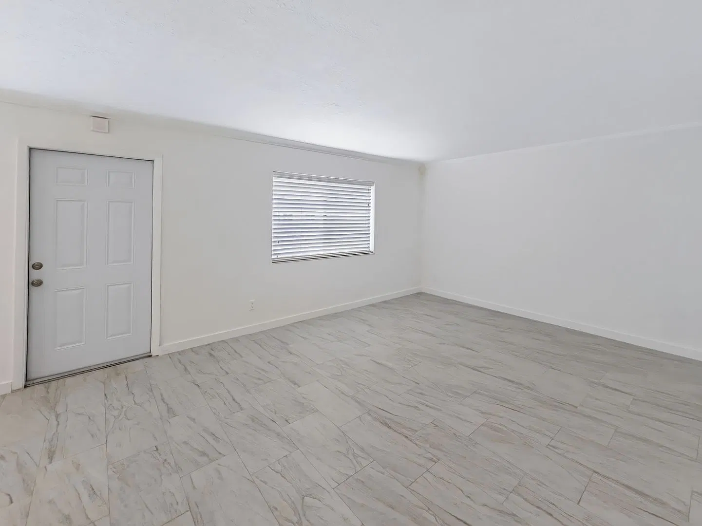 ** Abaco Bay ** 2 Bed / 2 Bath Condo - Completely Renovated! - Bayshore District - Annual Rental — Photo 4