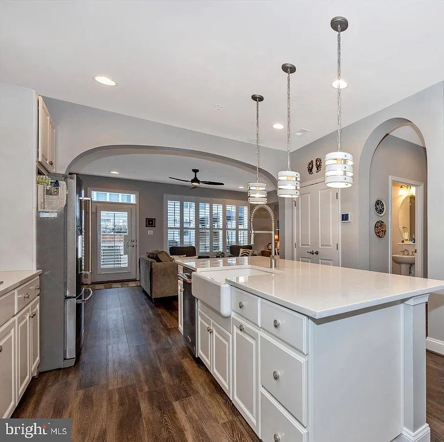 4 bed, 5.0 bath, 2900 sqft, $3,997 — Photo 4