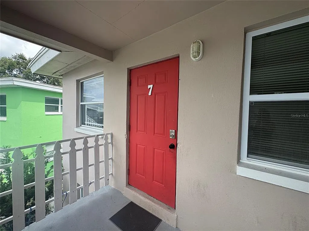 2 bed, 1.5 bath, 815 sqft, $1,725 — Photo 2