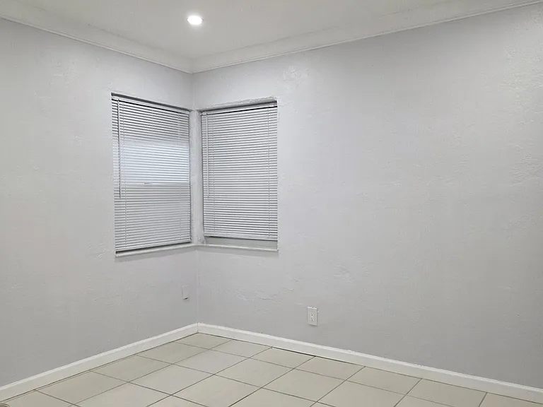 2nd Bedroom (Actual)
10'5" X 11'4"