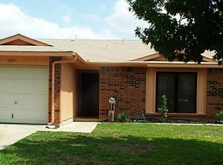 2211 Foxcroft Ln, Arlington, TX 76014