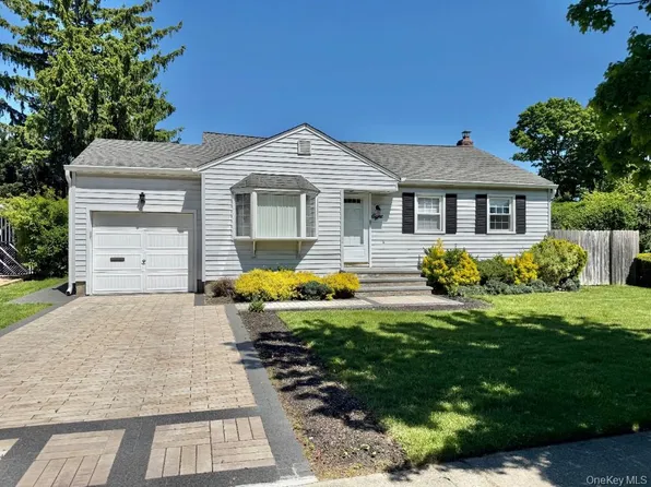 8 E Gate, Plainview, NY 11803