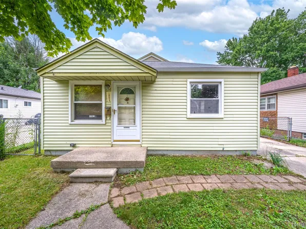 18379 Hazelwood St, Roseville, MI 48066