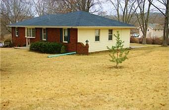 3rd image of 2900 Tonganoxie Dr