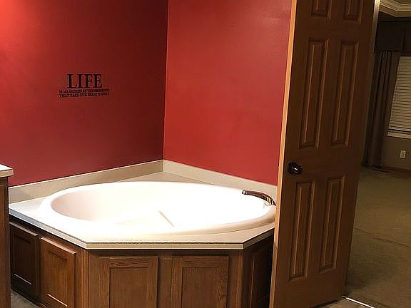 Master bath-garden tub