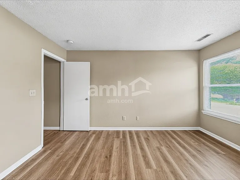 10240 Draycott Ave — Photo 9