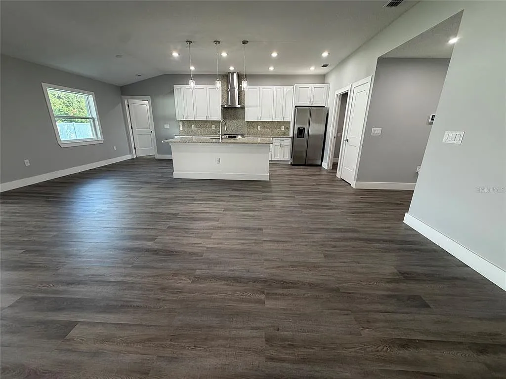 4 bed, 2.0 bath, 1924 sqft, $2,600 — Photo 3