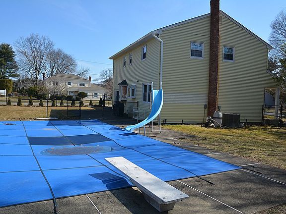 Backyard-Fenced in pool area