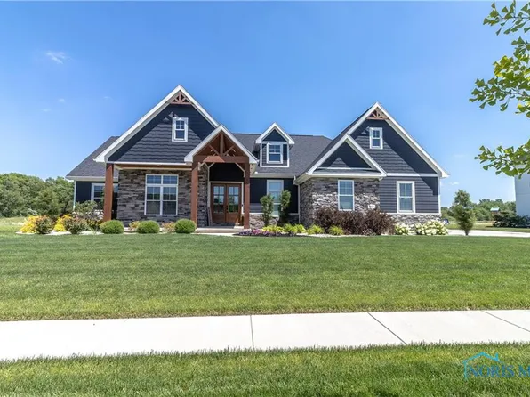 923 Pine Valley Dr, Bowling Green, OH 43402