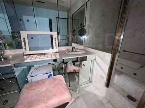 3rd image of 54 Centura