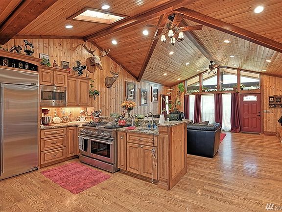 That open & home feel. Amazing Whisky barrel oak flooring, and tongue & groove pine walls/ ceiling. 2 Ceiling fans add the finishing touches. 