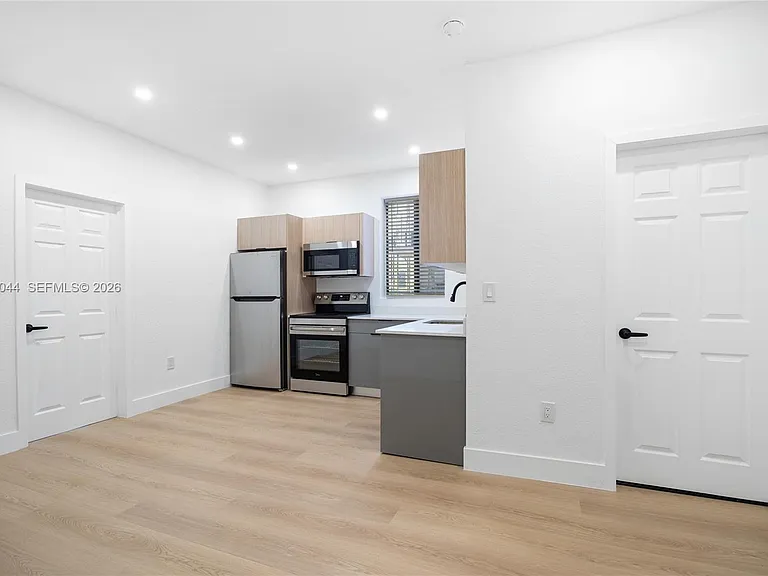 629 SW 10th Ave #6 — Photo 9
