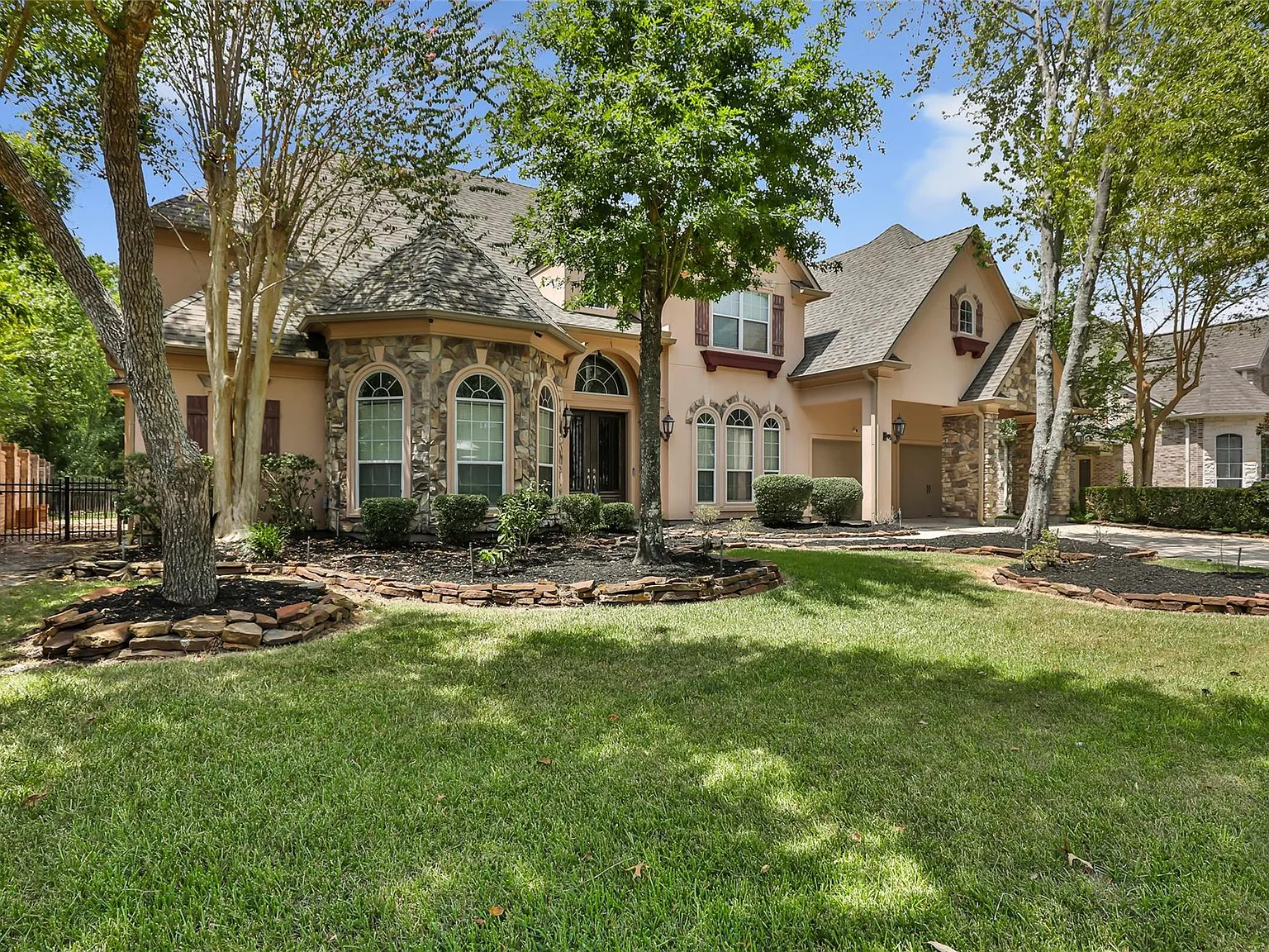 5 bed, 4.5 bath, 4902 sqft, $5,000 — Photo 2