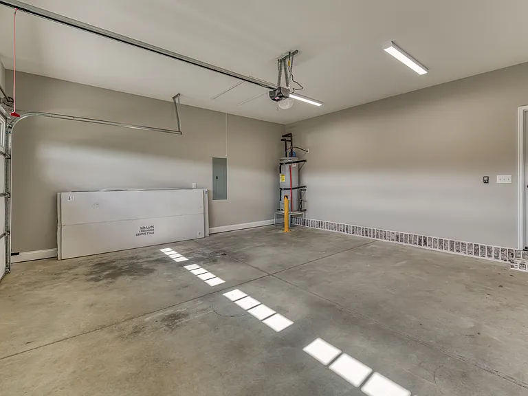 221 Monroe Dr — Photo 16