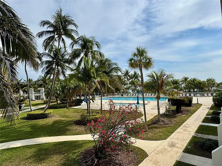 881 Ocean Dr — Photo 17