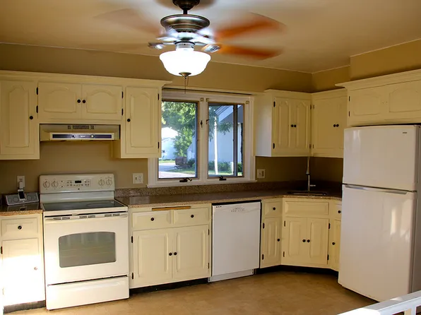 331 Hickory St, Pewaukee, WI 53072