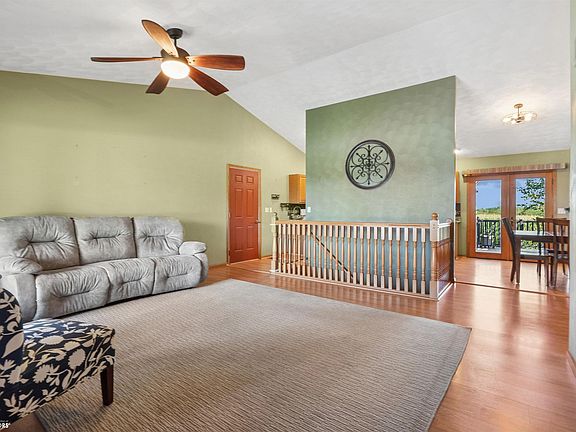 5th image of 1015 S Shamrock Cir