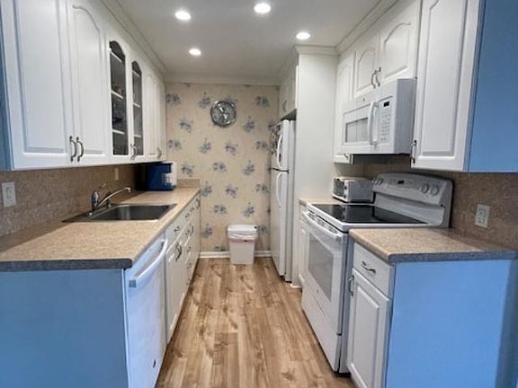 2nd image of 2094 Newport S #2094