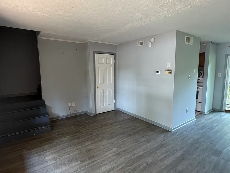 1045 Laurel Ct NW #B — Photo 2