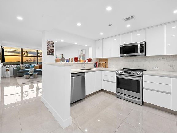 3rd image of 2555 Collins Ave APT 1106
