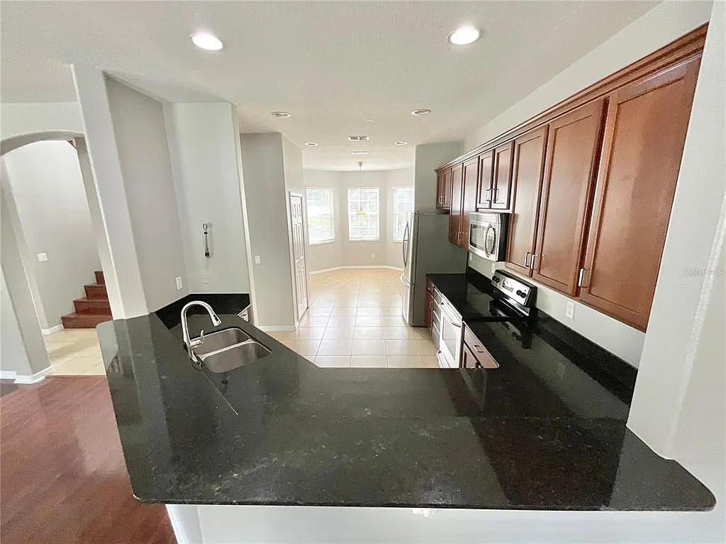 4 bed, 3.0 bath, 2476 sqft, $2,700 — Photo 4