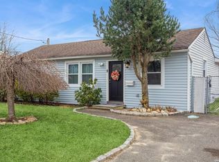 28 Tamarack St, Central Islip, NY 11722