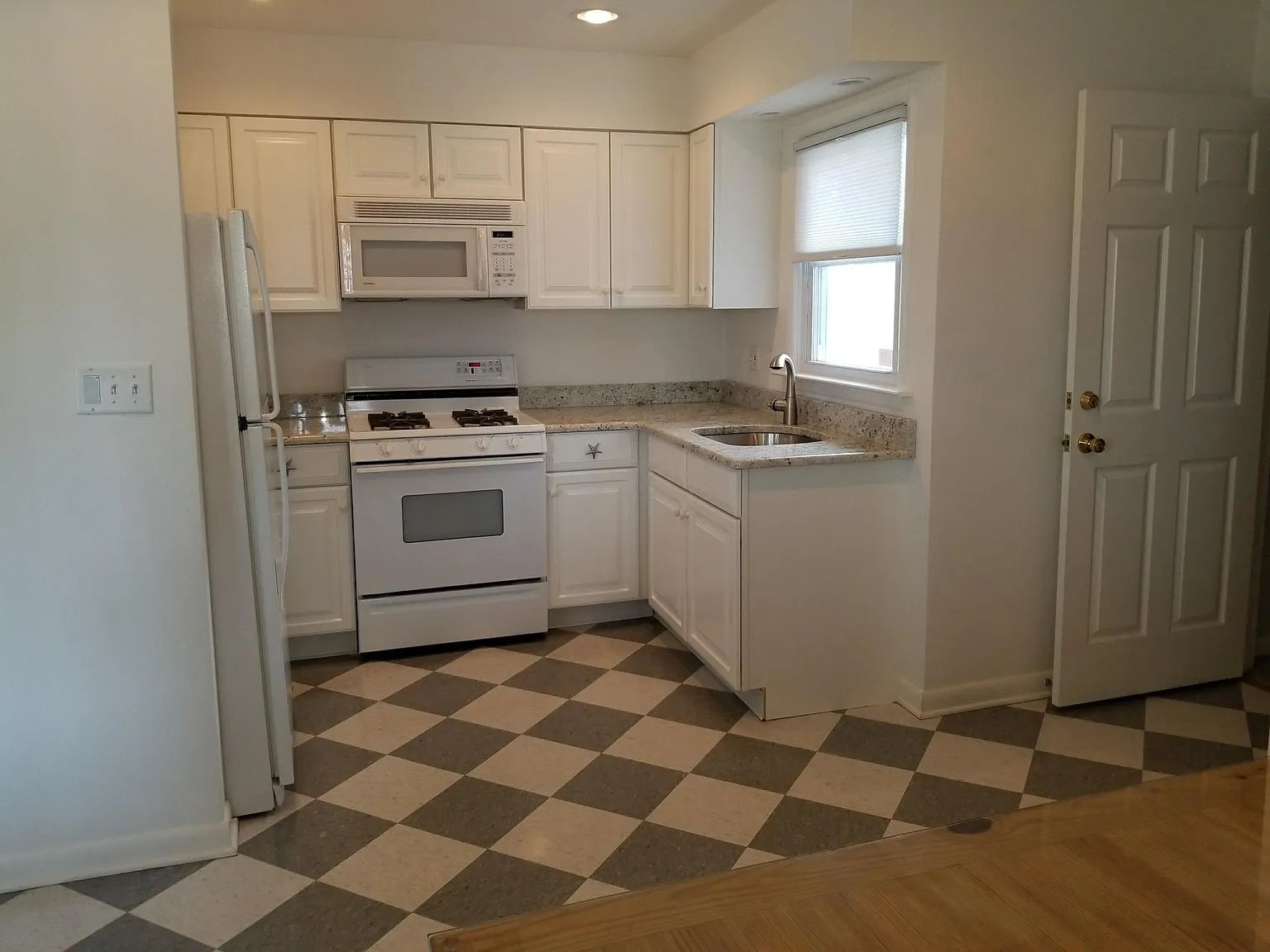 3 bed, 1.5 bath, 1450 sqft, $2,300 — Photo 4