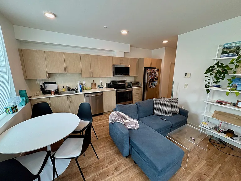 121 12th Ave E #102 — Photo 4