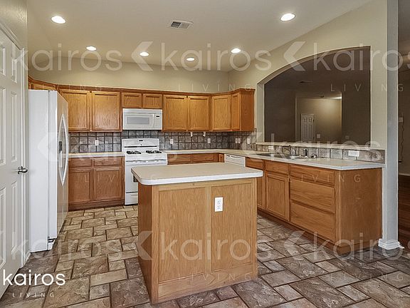 5th image of 806 E Pointe Court Ln