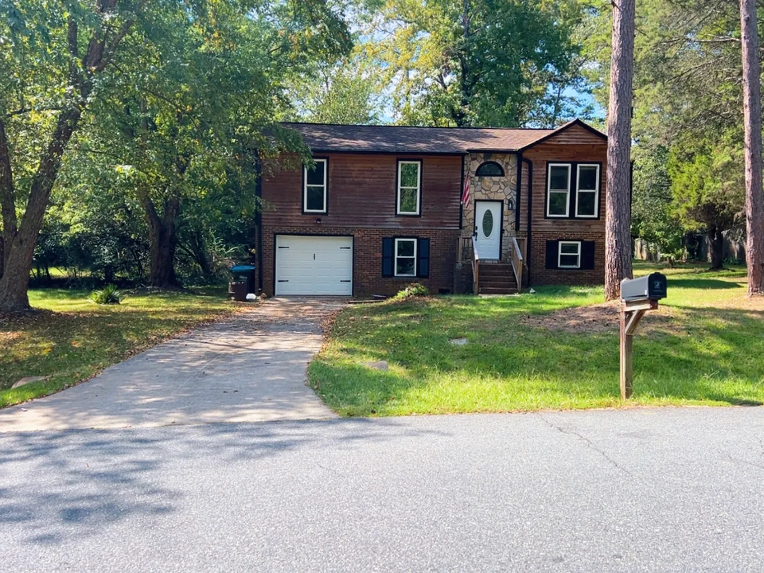 5 bed, 2000 sqft, $2,900 — Photo 2
