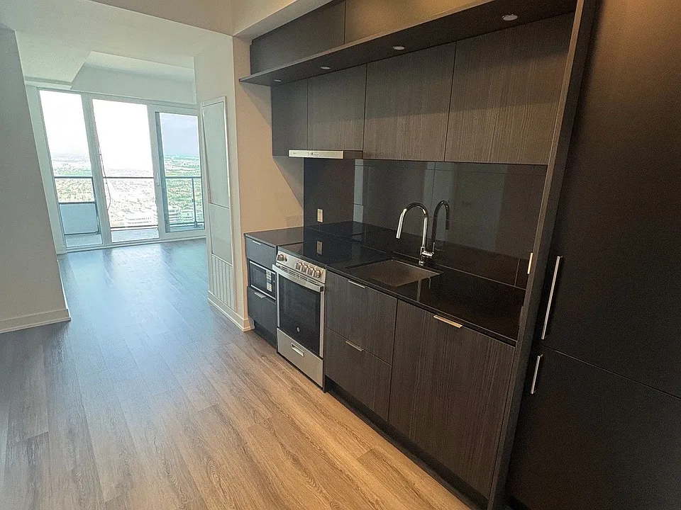 448 Burnhamthorpe Rd W #6803
