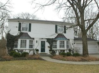 55 E Witchwood Ln, Lake Bluff, IL 60044