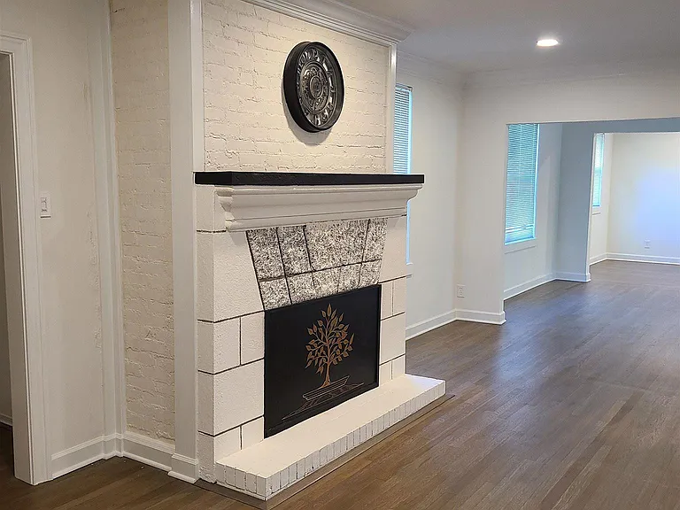1301 W Lee St — Photo 3