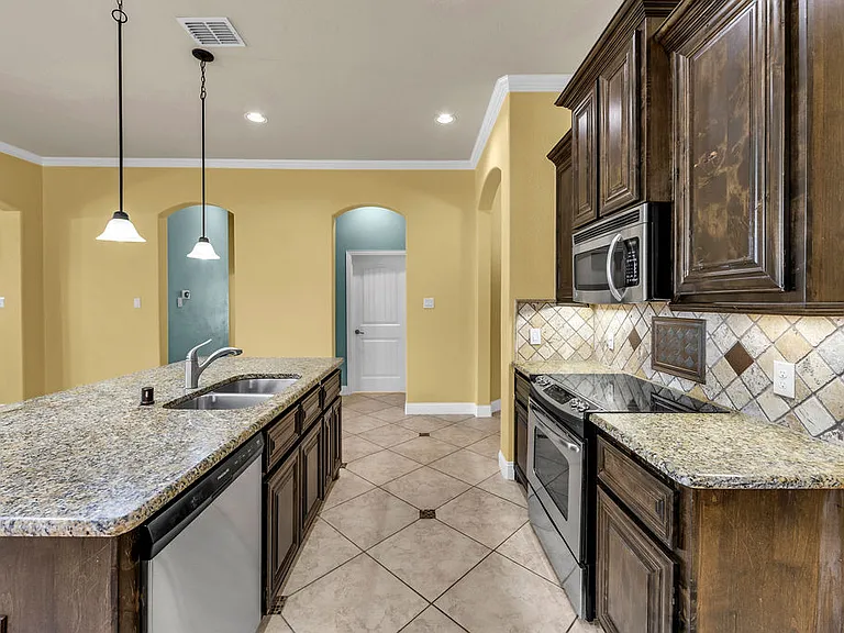 1721 Medina Ln — Photo 13