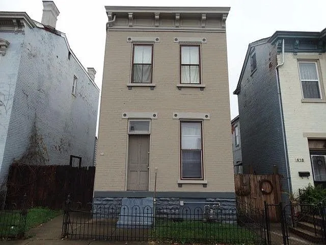 416 W 10th St photo 1