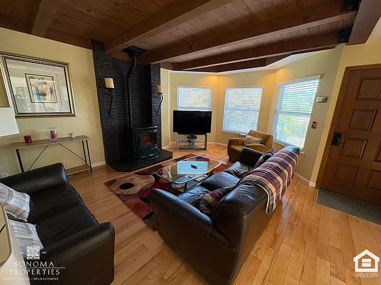 689 Cherry Ln — Photo 8